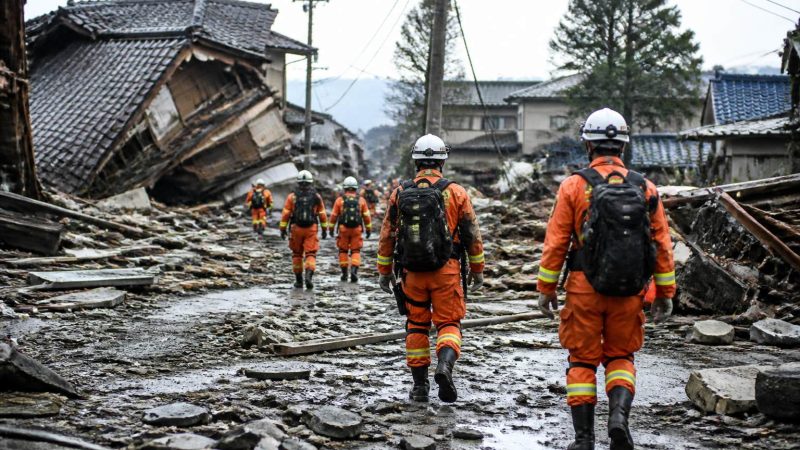 Japan earthquake aftershocks keep rescue crews on edge
