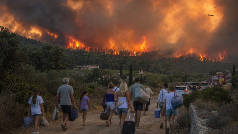 France Wildfires Force 12,000 Out
